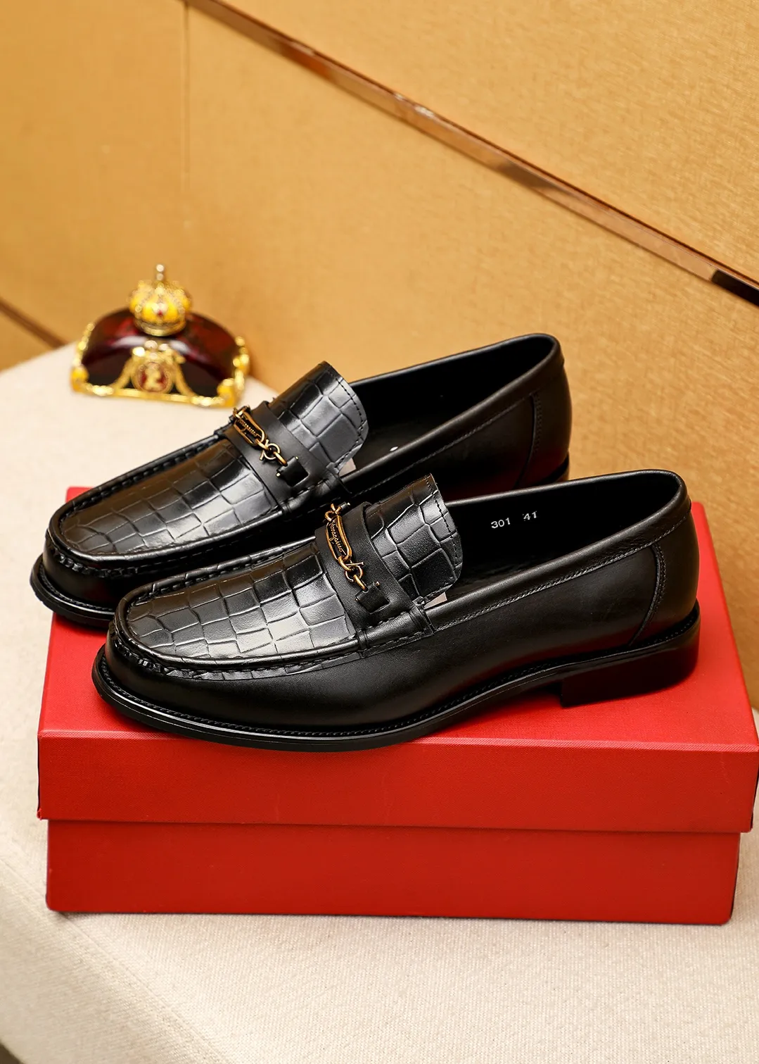 Men's shoes 💰442 💐 Product trademark: Ferragamo "Ferragamo" casual leather shoes Regular size: 38-44 (45.46🉑️customized) Product materials: Selected imported first-layer calfskin embossed upper + classic hardware buckle, imported water-dyed cow leather lining. Strong three-dimensional visual effect, combined outsole Color: 1⃣️color optional